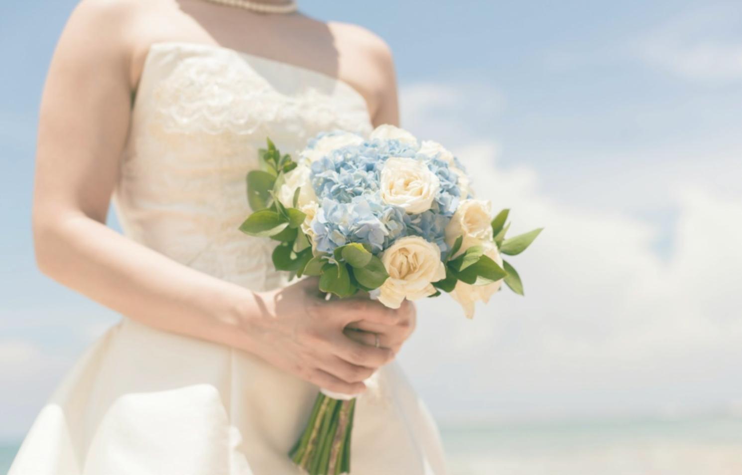 Floral design masterclass — hands arranging fresh flowers